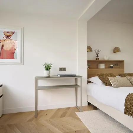 De Luxe Disponible A Cannes